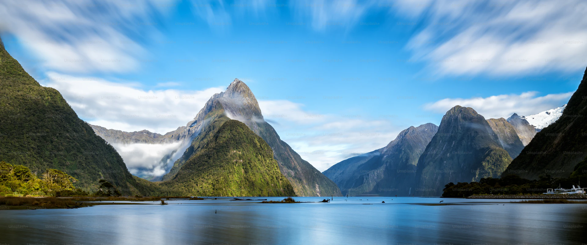 Milford Sound mit Mitre Peak und dramatischer Wolkenstimmung, Neuseeland