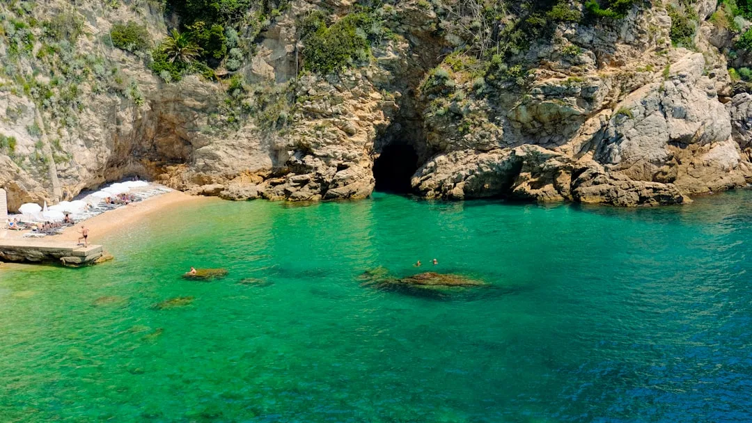 Versteckte Bucht mit smaragdgrünem Wasser zwischen Felsen – ein echter Geheimtipp-Strand