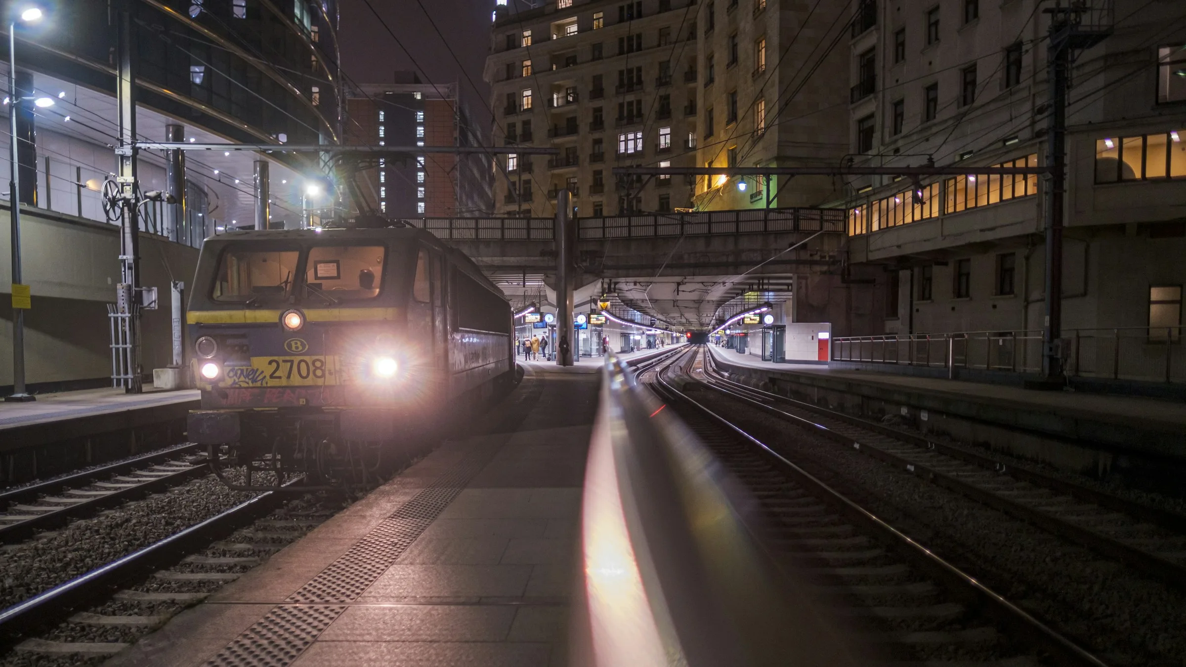 Travelers on a European train platform, symbol of the night train renaissance and emerging mobility trends