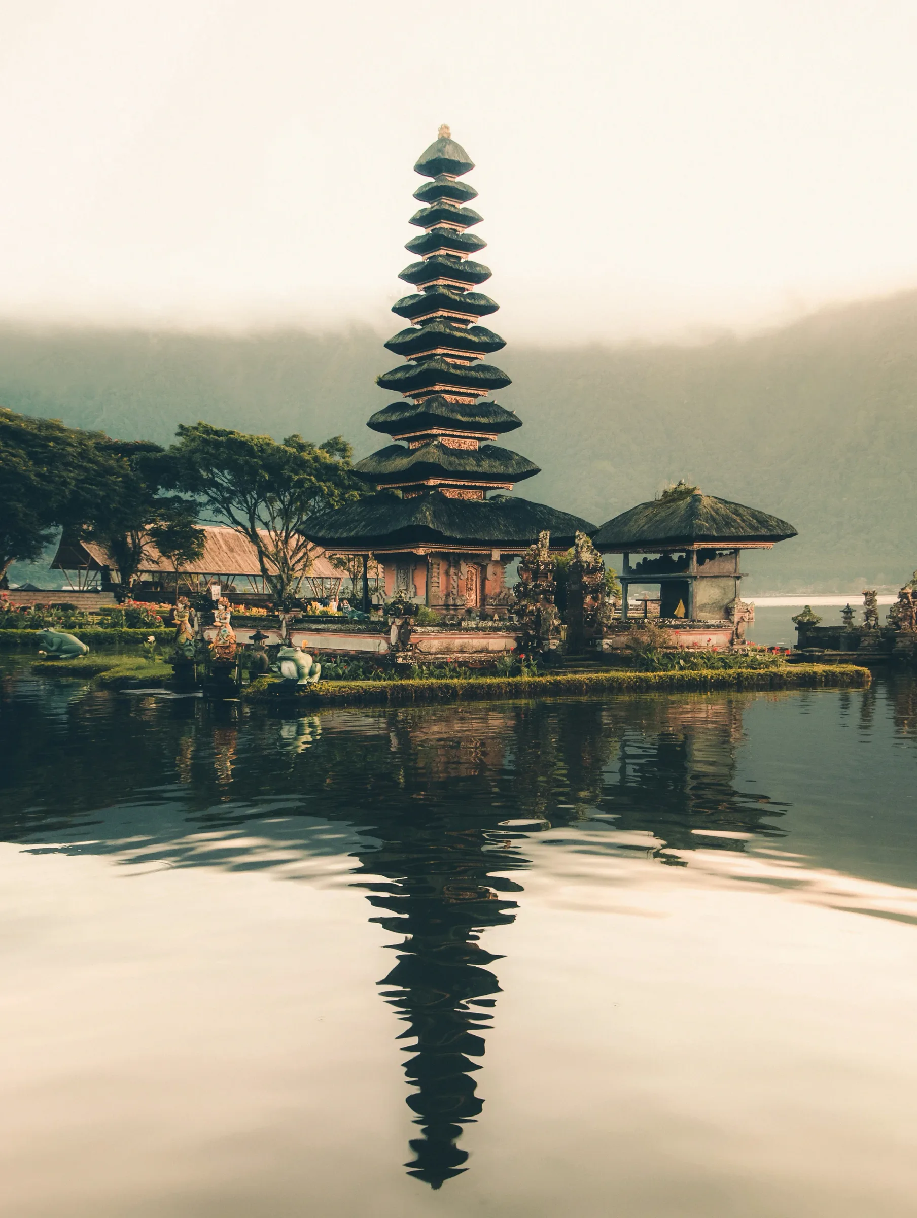 Pura Ulun Danu Bratan – Wasser-Tempel mit Meru-Turm im See, Bali