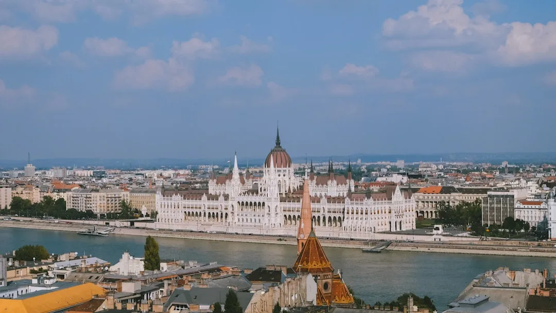 Ungarisches Parlamentsgebäude an der Donau in Budapest
