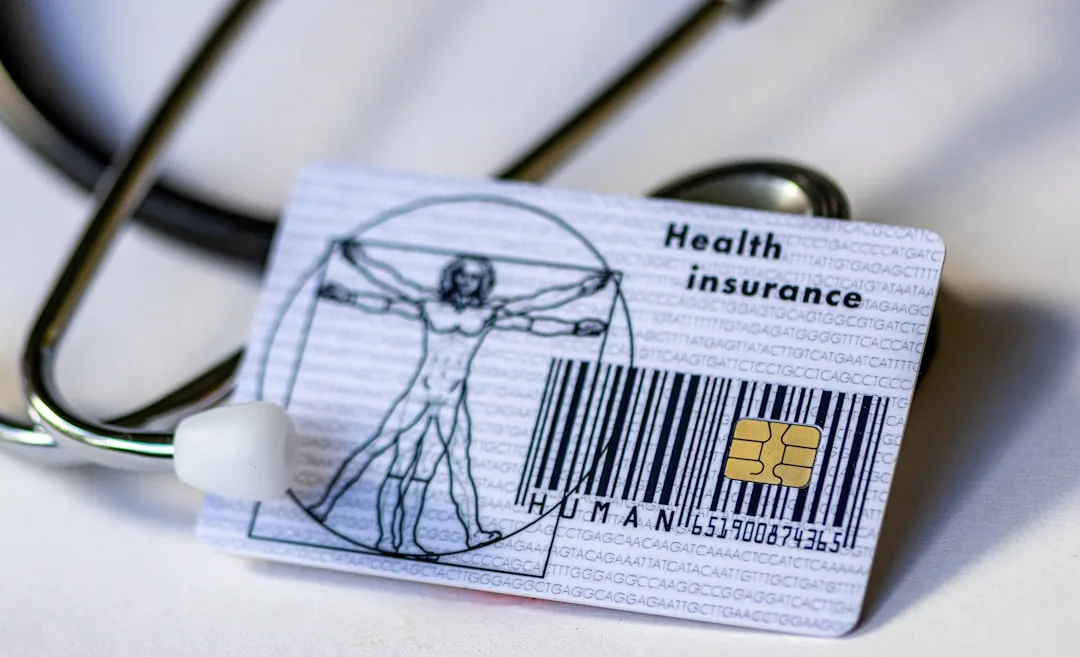 Krankenversicherungskarte mit Da-Vinci-Zeichnung und Stethoskop — Auslandskrankenversicherung