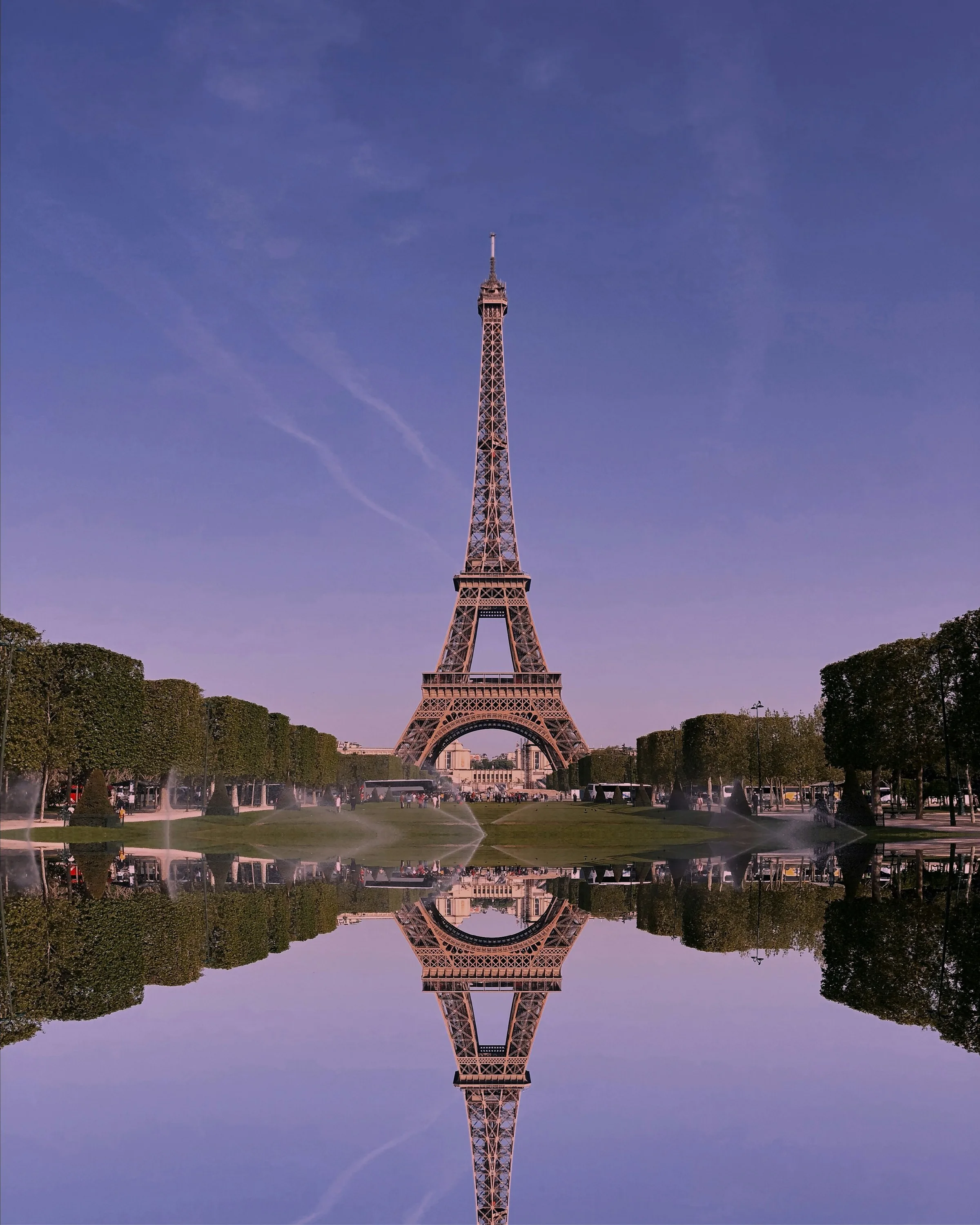 Eiffelturm in Paris mit Spiegelung im Trocadéro-Becken – die Stadtansicht vom Champ de Mars