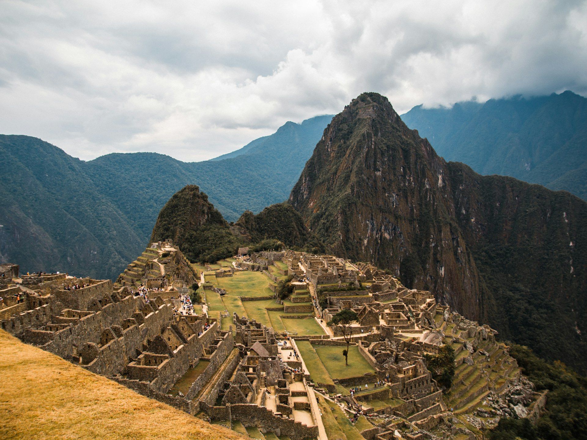 Machu Picchu-Ruinen auf einem bewölkten Bergrücken in den peruanischen Anden