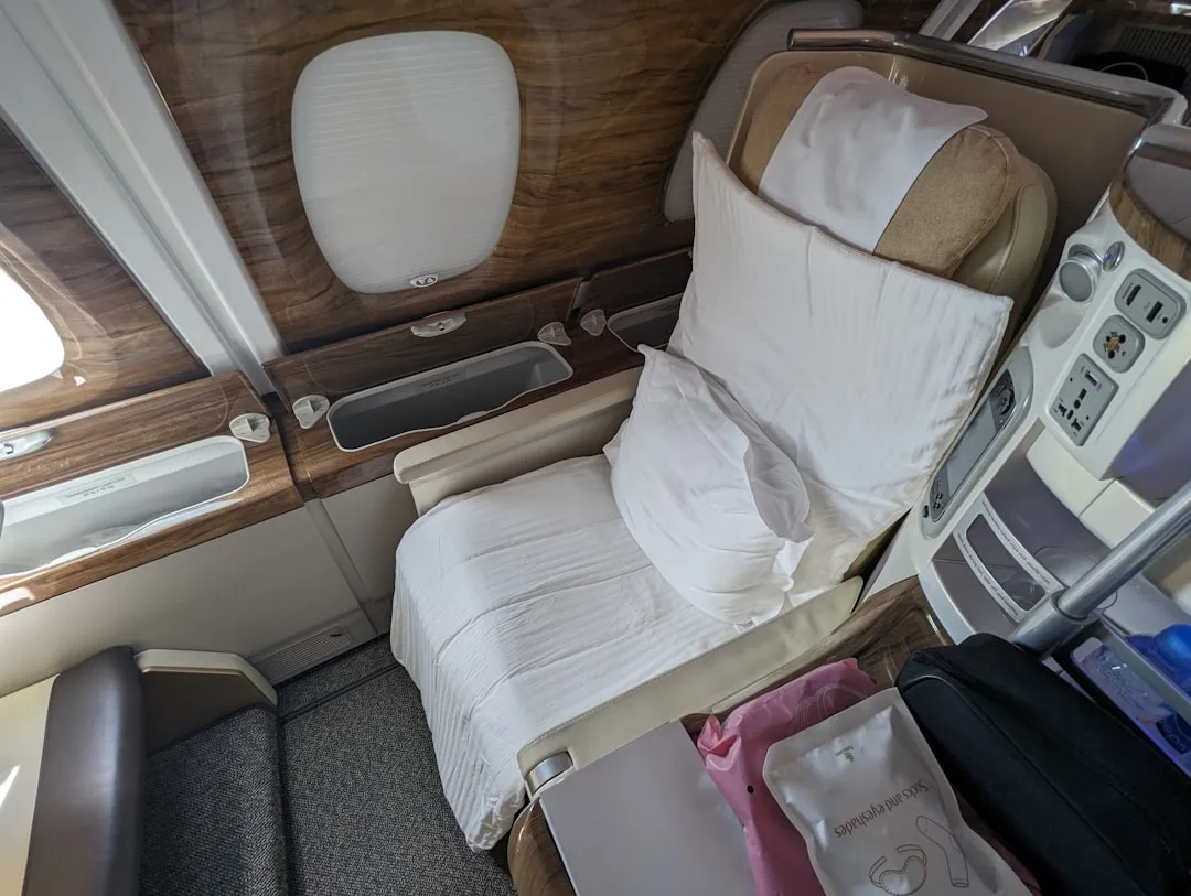Business-Class-Kabine mit Liegesitz und weißer Bettwäsche