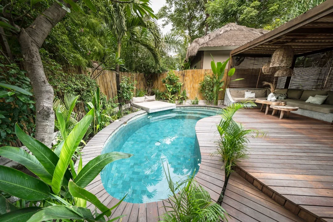 Tropische Luxusvilla mit privatem Pool und üppigem Dschungel-Garten