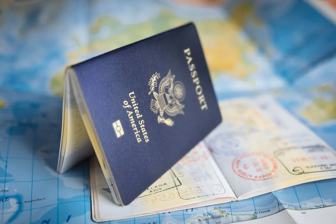 Reisepass auf einer Weltkarte liegend mit Einreisestempeln