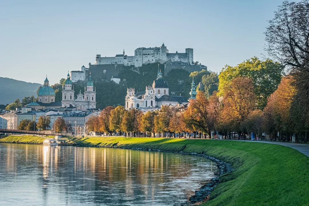 Blick auf die Salzburger Altstadt mit Festung Hohensalzburg und der Salzach